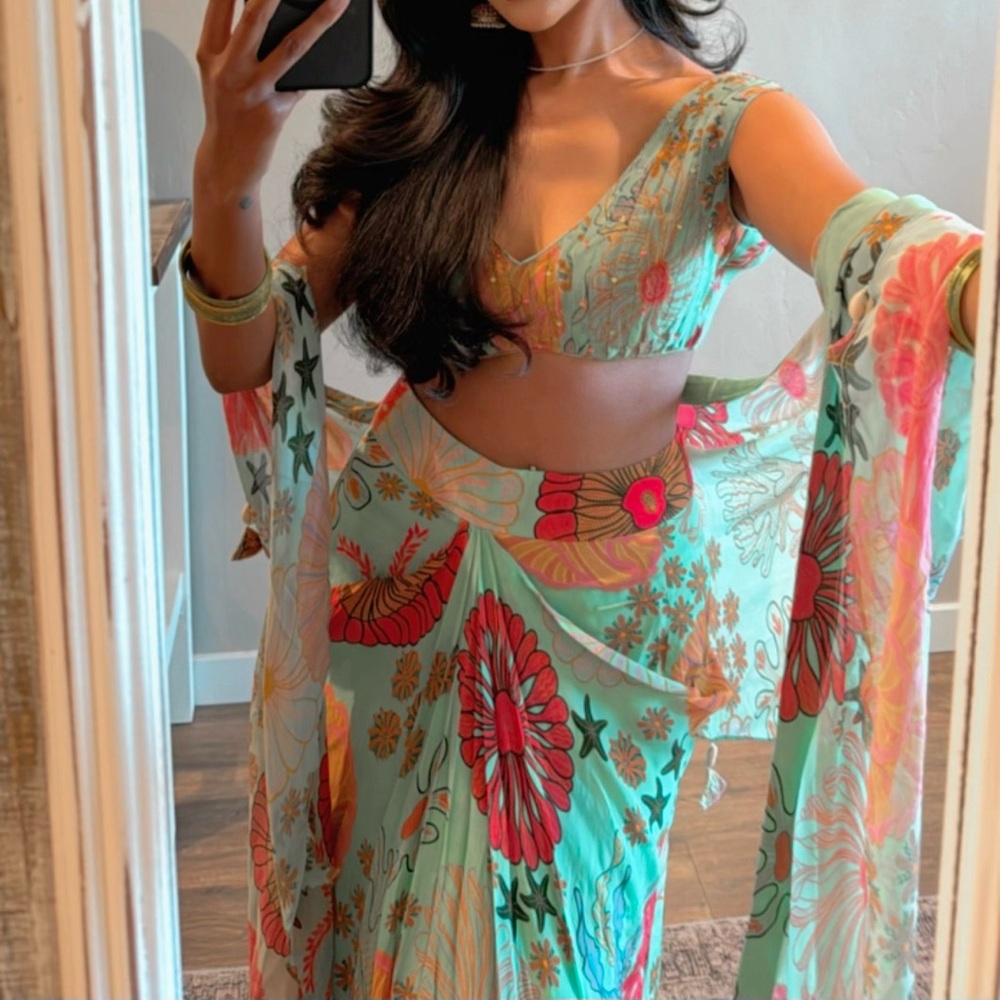 Diya Rajvvir indian outfit (skirt ‘lengha’ and top with dupatta)